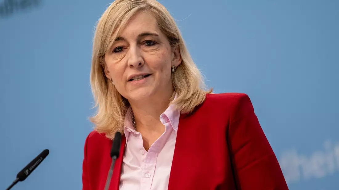 Ministerin Nina Warken warnt vor Gesundheirsrisiken durch Lachgas. (Archivbild) - Bild: Fabian Sommer/dpa