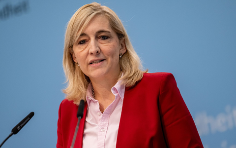 Ministerin Nina Warken warnt vor Gesundheirsrisiken durch Lachgas. (Archivbild) - Foto: Fabian Sommer/dpa