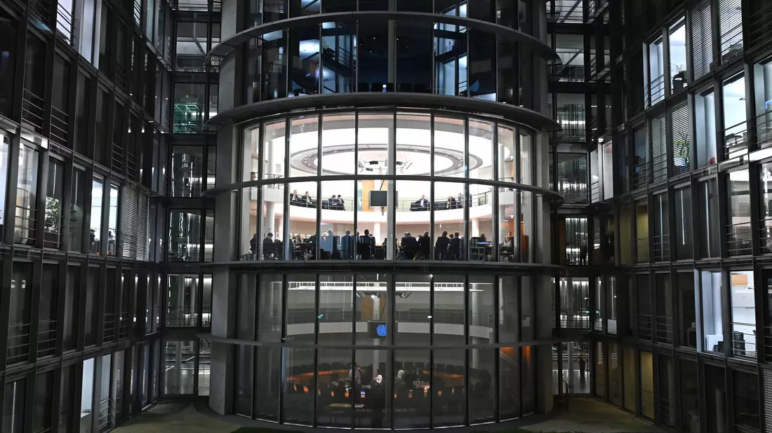 Der Ausschuss tagte bis zum Morgen.  - Bild: Elisa Schu/dpa