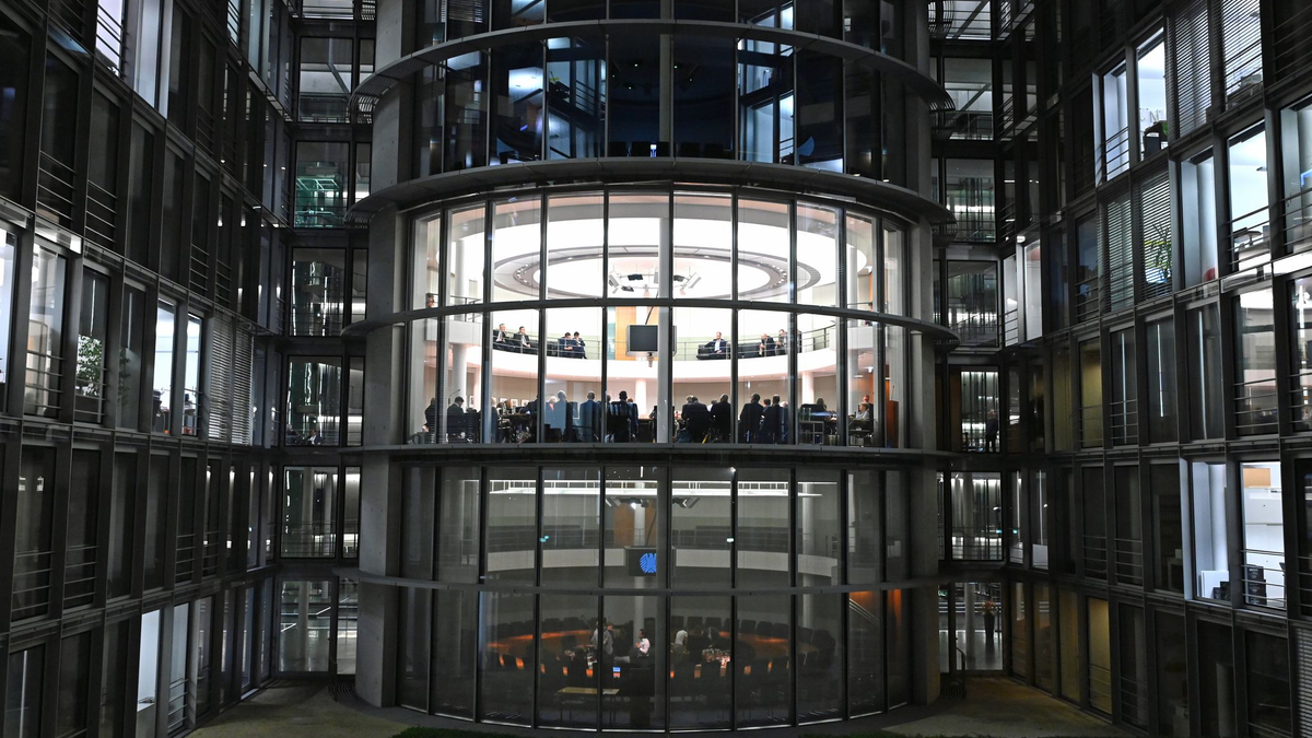 Der Ausschuss tagte bis zum Morgen.  - Foto: Elisa Schu/dpa