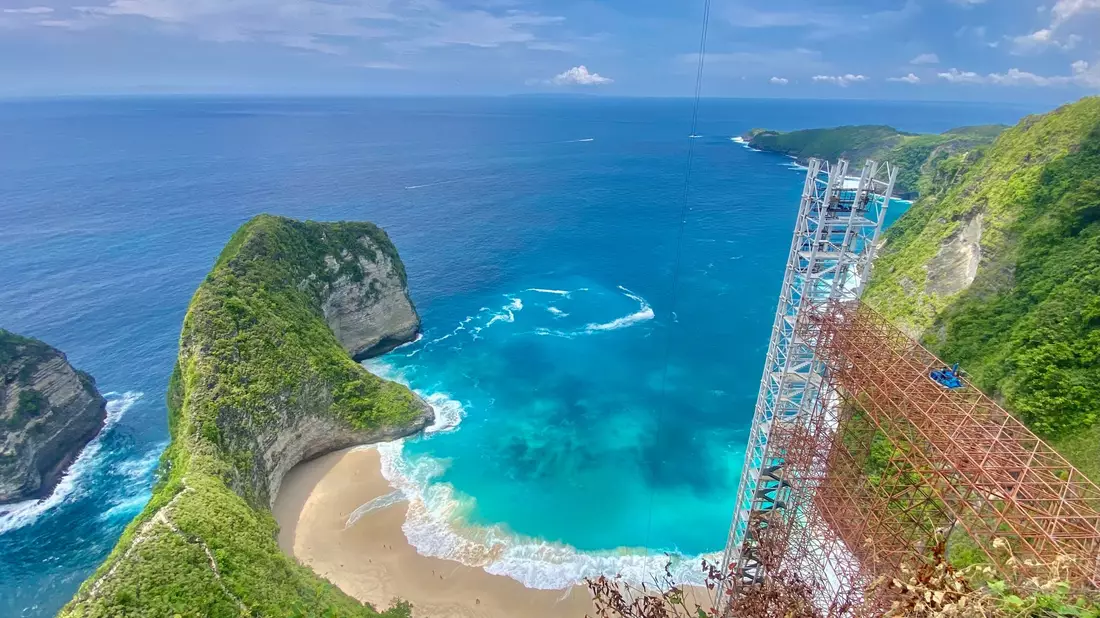  Der Kelingking Beach mit dem T-Rex-Felsen ist ein weltbekanntes Fotomotiv - aber der halbfertige Bau des Glasaufzugs verschandelt den Ausblick. - Bild: Putu Utami/dpa