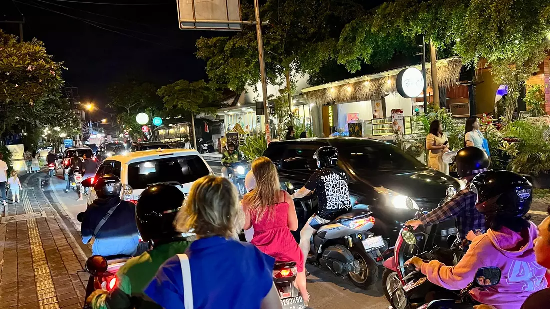 Wegen des Massentourismus sind auf Bali häufig die Straßen völlig verstopft. - Bild: Carola Frentzen/dpa