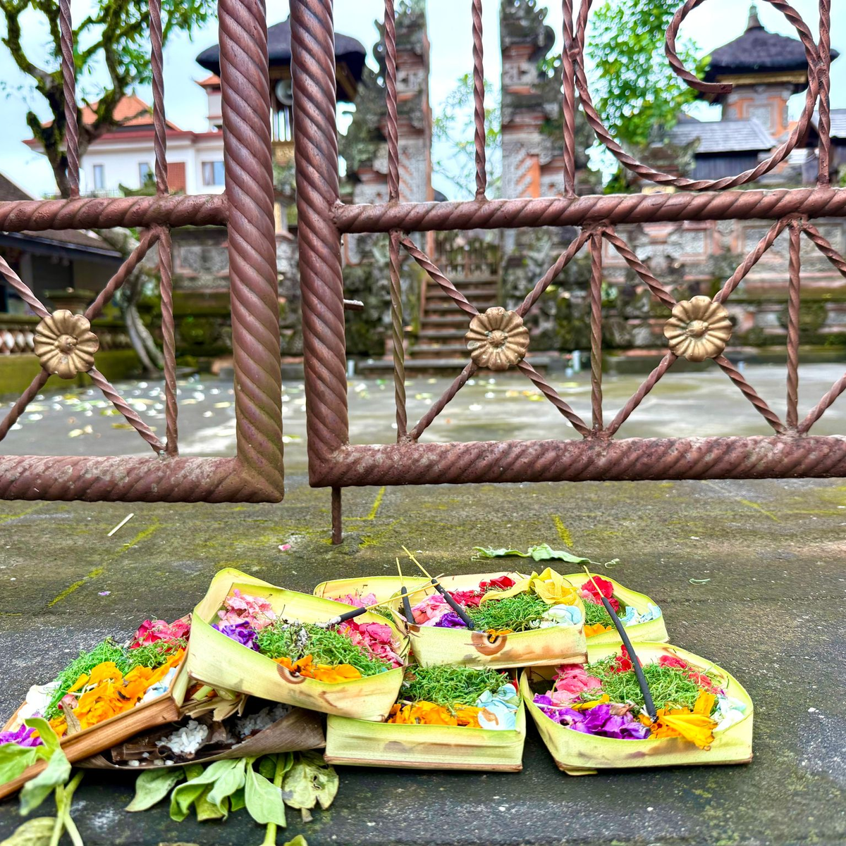 Tägliche Opfergaben gehören zum Alltagsleben in Bali dazu. - Foto: Carola Frentzen/dpa