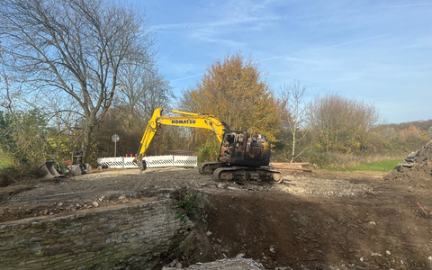POL-SO: Kettenbagger gerät in Brand - Polizei sucht Zeugen - Foto: presseportal.de