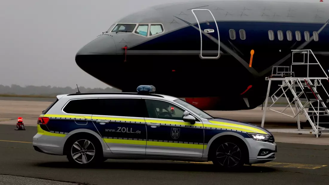 HZA-BI: Bielefelder Zoll zieht Sommerbilanz/Zahlreiche Verstöße bei Kontrollen am Flughafen Paderborn/Lippstadt festgestellt - Goldschmuck im Wert von 40.000 Euro aufgegriffen - Potenzhonig im Gepäck - Bild: presseportal.de