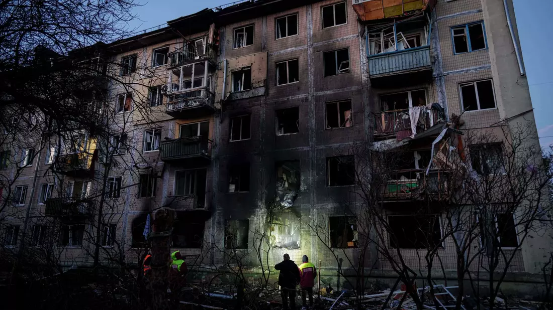 Vier Menschen wurden nach Angaben des ukrainischen Präsidenten Wolodymyr Selenskyj durch massive Angriffe von Moskaus Militär in der Ukraine getötet. - Bild: Evgeniy Maloletka/AP/dpa