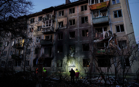 Vier Menschen wurden nach Angaben des ukrainischen Präsidenten Wolodymyr Selenskyj durch massive Angriffe von Moskaus Militär in der Ukraine getötet. - Foto: Evgeniy Maloletka/AP/dpa