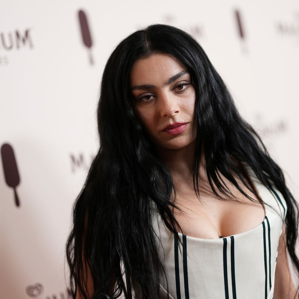 Von Charli xcx kommt der Soundtrack zur neuen Romanverfilmung «Wuthering Heights». - Foto: Scott A Garfitt/Invision via AP/dpa