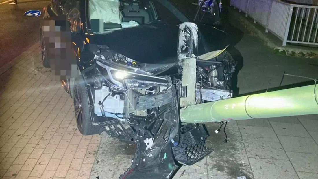 POL-DU: Altstadt: Auto kommt von Fahrbahn ab - Ein Verletzter - Bild: presseportal.de