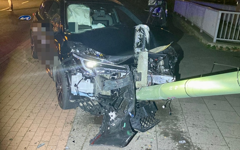 POL-DU: Altstadt: Auto kommt von Fahrbahn ab - Ein Verletzter - Foto: presseportal.de