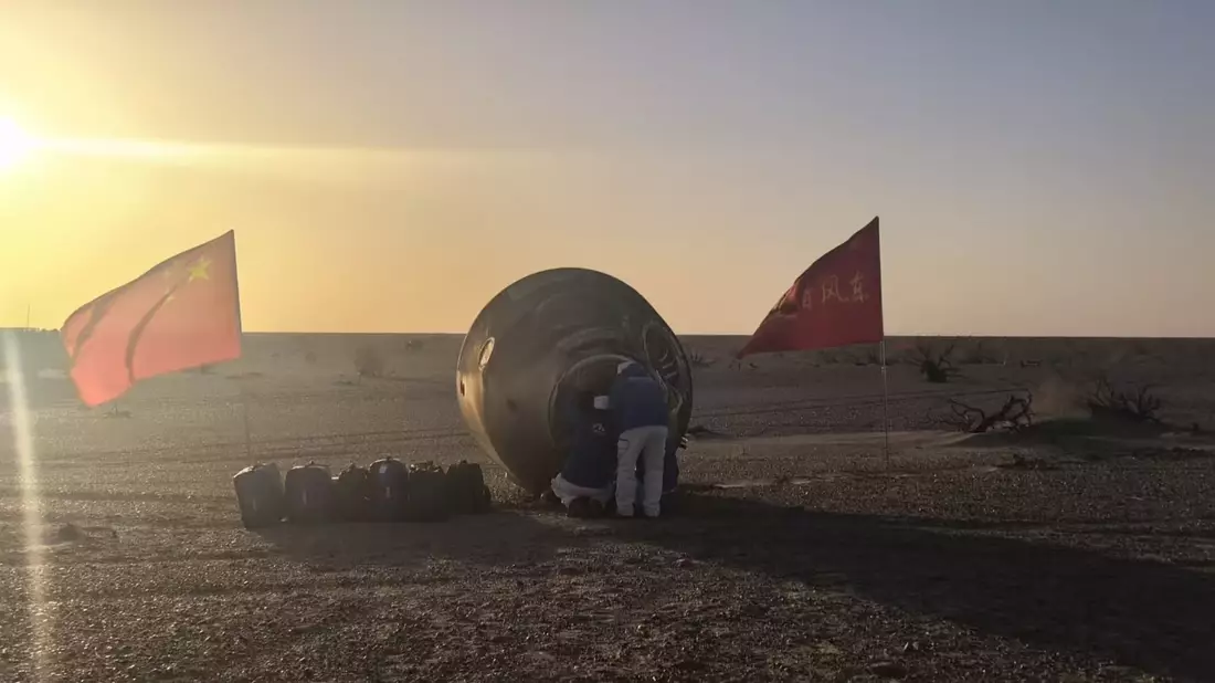 Die Raumkapsel landete wie geplant in der Inneren Mongolei.  - Bild: Wang Jiangbo/XinHua/dpa