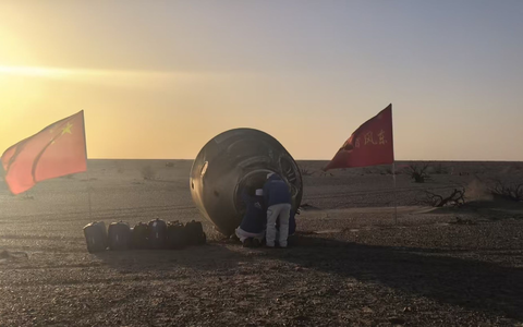 Die Raumkapsel landete wie geplant in der Inneren Mongolei.  - Foto: Wang Jiangbo/XinHua/dpa