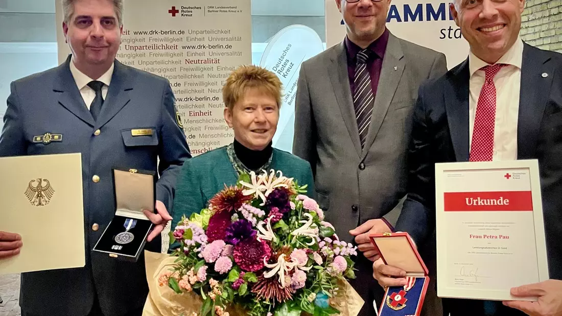 THW LVBEBBST: Doppelte Ehrung für Petra Pau - DRK Berlin und THW würdigen langjähriges ehrenamtliches Engagement - Bild: presseportal.de