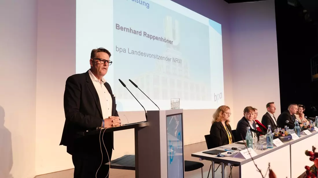 Warnung vor Versorgungsengpässen in der Pflege: Das Personal wird immer knapper. - bpa-Fachtagung in Dortmund zeigt massiven politischen Handlungsbedarf - Bild: presseportal.de