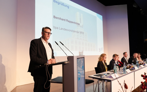 Warnung vor Versorgungsengpässen in der Pflege: Das Personal wird immer knapper. - bpa-Fachtagung in Dortmund zeigt massiven politischen Handlungsbedarf - Foto: presseportal.de