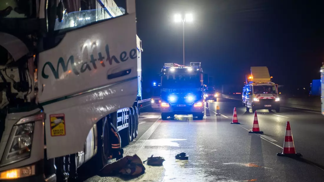 FW-NE: Zur richtigen Zeit am richtigen Ort: Feuerwehr Neuss löscht Lkw-Brand auf der A2 bei Hamm (Westfalen) | Spontane überörtliche Hilfe - Bild: presseportal.de