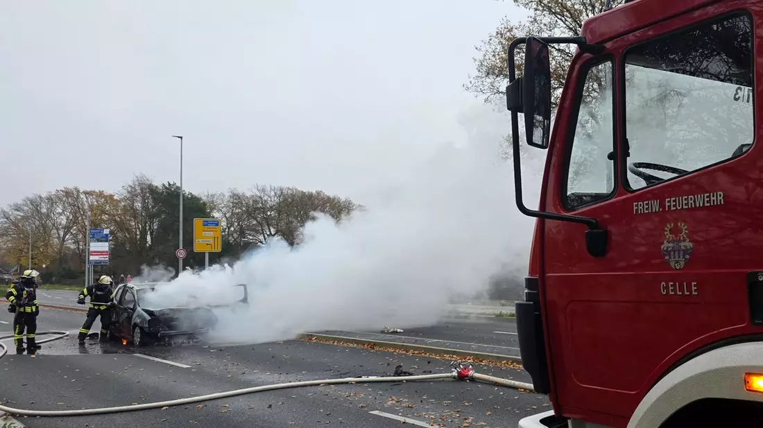 FW Celle: PKW in Vollbrand auf dem Wilhelm-Heinichen-Ring - Bild: presseportal.de