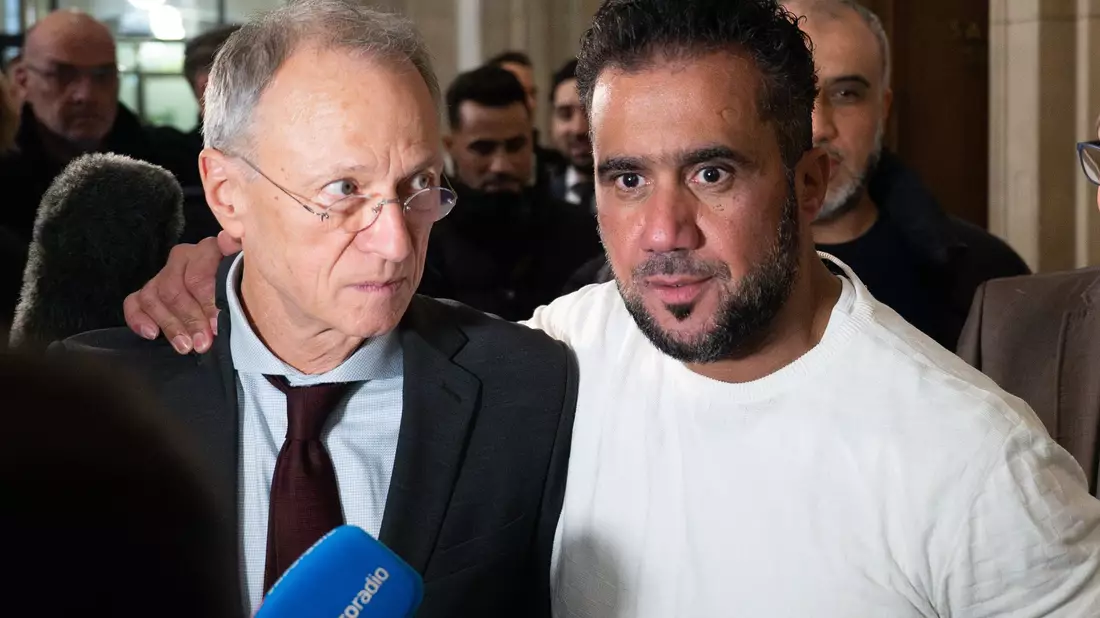 Buhsidos E-Manager Arafat Abou-Chaker (r) legt nach der Urteilsverkündung seinem Anwalt Hansgeorg Birkhoff die Hand auf die Schulter. (Archivbild)  - Bild: Sebastian Christoph Gollnow/dpa