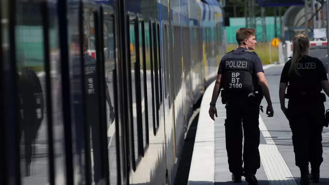 Bundespolizeidirektion München: Ausstieg verpasst - Serbe mit 25.000 Euro Bargeld unerlaubt eingereist - Bild: presseportal.de
