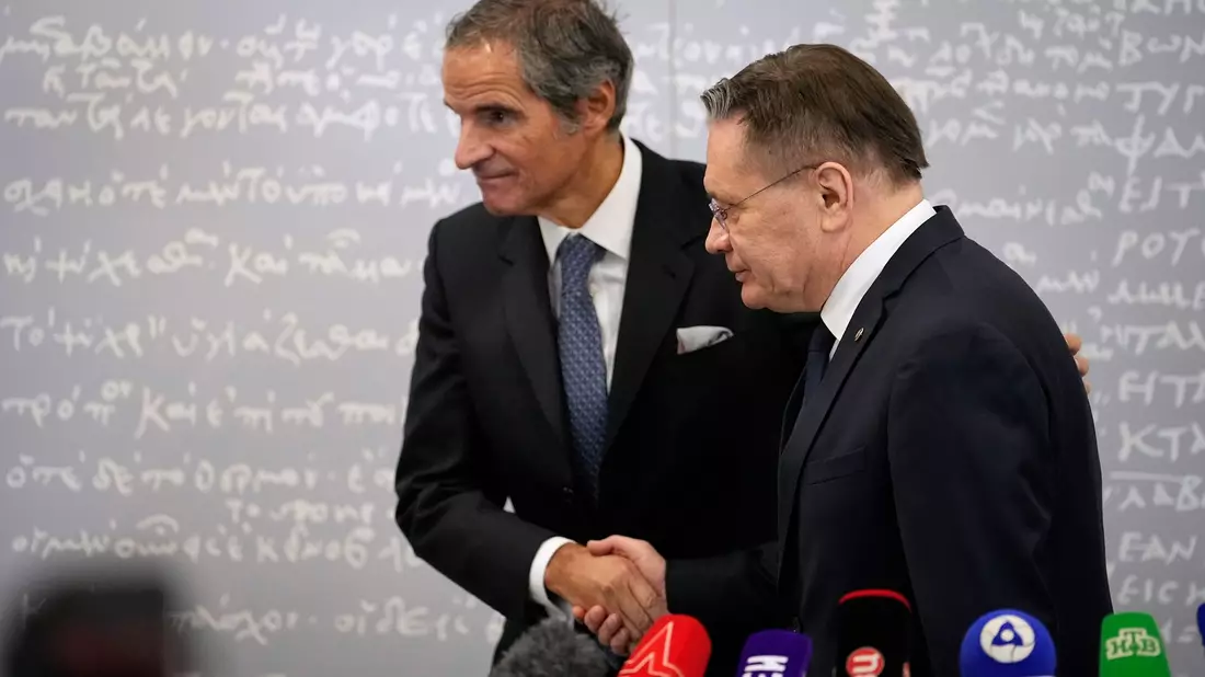 IAEA-Chef Grossi ist zuletzt mehrfach nach Russland gereist, wo er auch den Chef der russischen Atombehörde Lichatschow traf. (Archivbild) - Bild: Alexander Zemlianichenko/AP/dpa