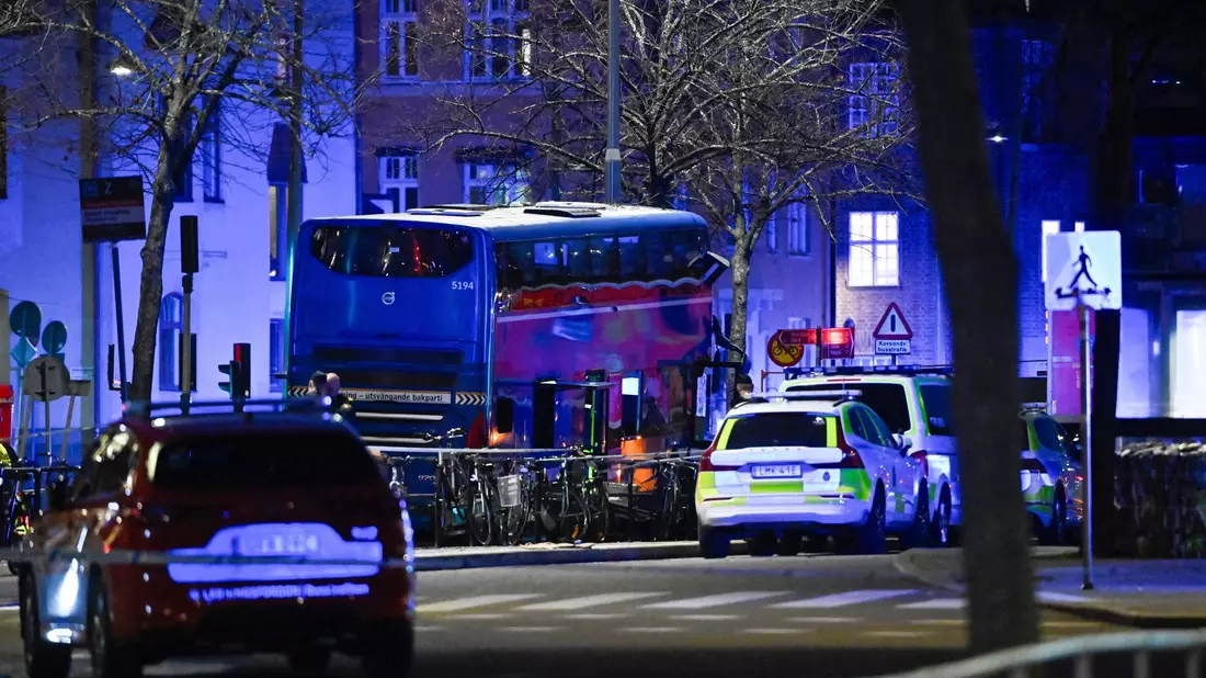 Die Einsatzkräfte waren mit einem Großaufgebot vor Ort. - Bild: Henrik Montgomery/TT News Agency via AP/dpa