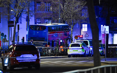 Die Polizei untersucht den verunglückten Bus in Stockholm. - Foto: Henrik Montgomery/TT News Agency via AP/dpa