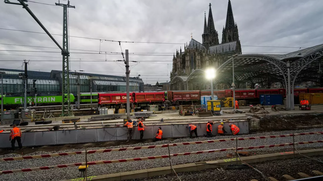 120 Arbeiter haben am Hauptbahnhof neben dem Kölner Dom Gleise und Oberleitungen erneuert. (Archivbild) - Bild: Henning Kaiser/dpa