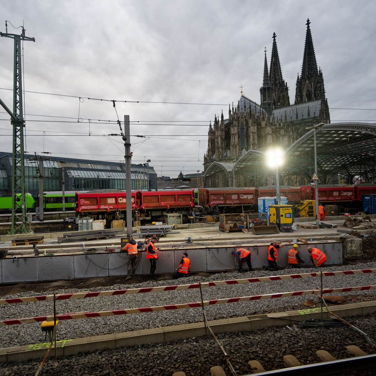 Zehn Tage lang sind Arbeiter nun an der Strecke rund um den Kölner Hauptbahnhof beschäftigt. Unter anderem werden Weichen und Oberleitungen erneuert. - Foto: Henning Kaiser/dpa