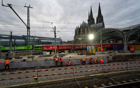 Zehn Tage lang sind Arbeiter nun an der Strecke rund um den Kölner Hauptbahnhof beschäftigt. Unter anderem werden Weichen und Oberleitungen erneuert. - Foto: Henning Kaiser/dpa