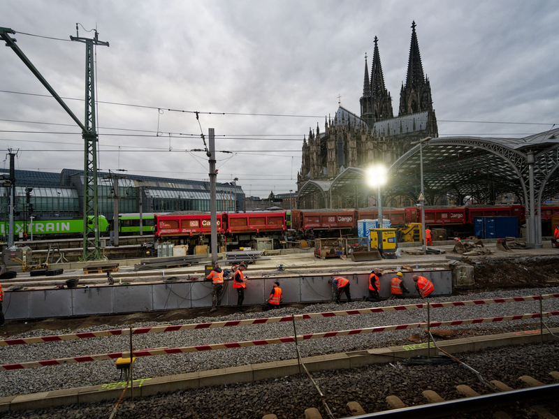 Zehn Tage lang sind Arbeiter nun an der Strecke rund um den Kölner Hauptbahnhof beschäftigt. Unter anderem werden Weichen und Oberleitungen erneuert. - Foto: Henning Kaiser/dpa