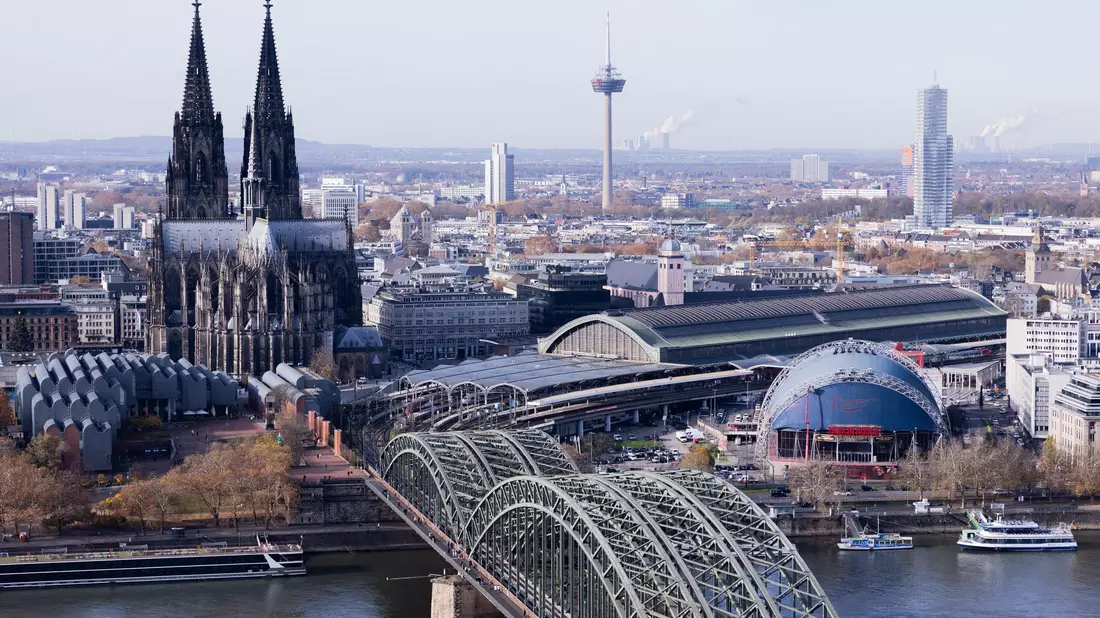 Mehr als 50 neue Stellwerke nimmt die Bahn jedes Jahr in Betrieb - ausgerechnet am Kölner Hauptbahnhof gab es Probleme. - Bild: Rolf Vennenbernd/dpa