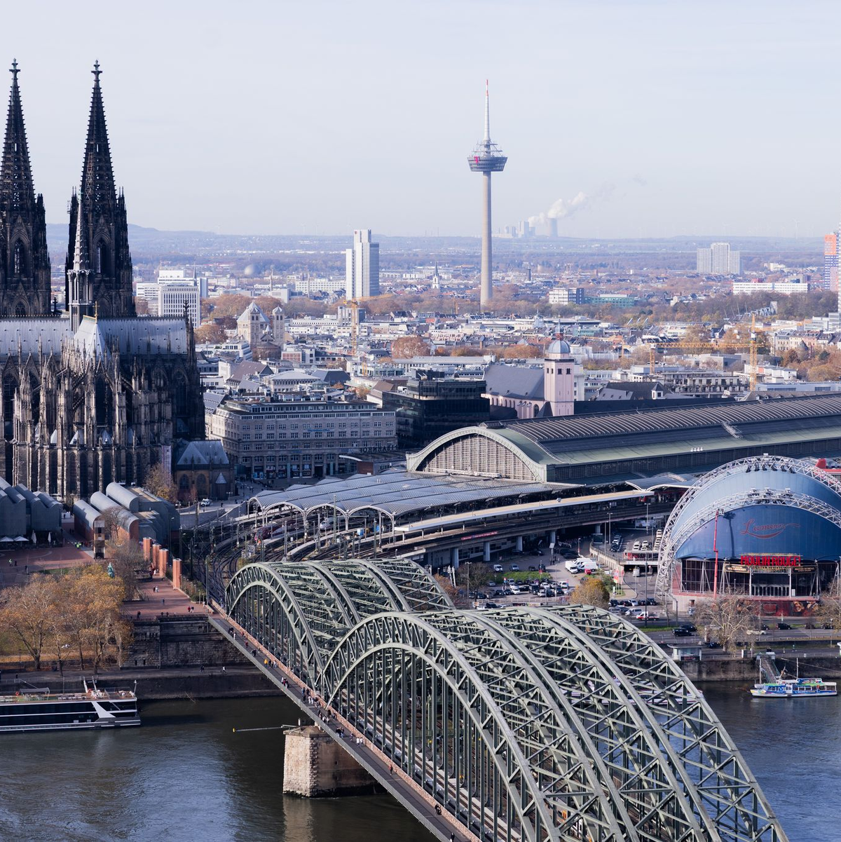 Mehr als 50 neue Stellwerke nimmt die Bahn jedes Jahr in Betrieb - ausgerechnet am Kölner Hauptbahnhof gab es Probleme. - Foto: Rolf Vennenbernd/dpa
