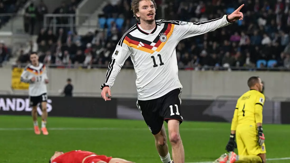 Auch Stürmer Nick Woltemade findet das Jersey, das Deutschland auch bei der WM 2026 tragen will, «Weltklasse», wie er sagte. (Archivbild) - Bild: Federico Gambarini/dpa