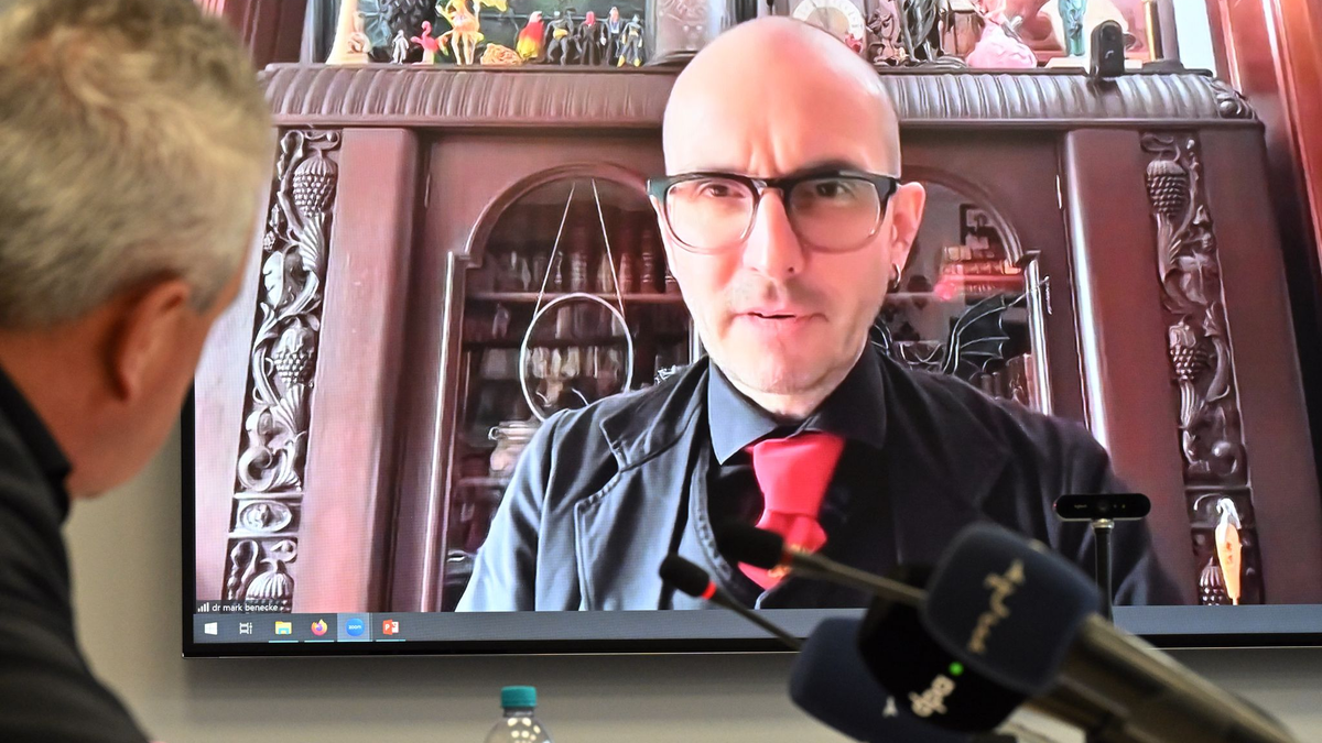 Kriminalbiologe Benecke sagt, er habe ebenfalls eine Probe von Hitlers Blut genommen, von der Lehne des Sofas, auf dem sich Hitler erschossen hat. (Archivbild) - Foto: Martin Schutt/dpa