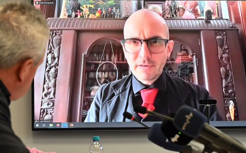 Kriminalbiologe Benecke sagt, er habe ebenfalls eine Probe von Hitlers Blut genommen, von der Lehne des Sofas, auf dem sich Hitler erschossen hat. (Archivbild) - Foto: Martin Schutt/dpa