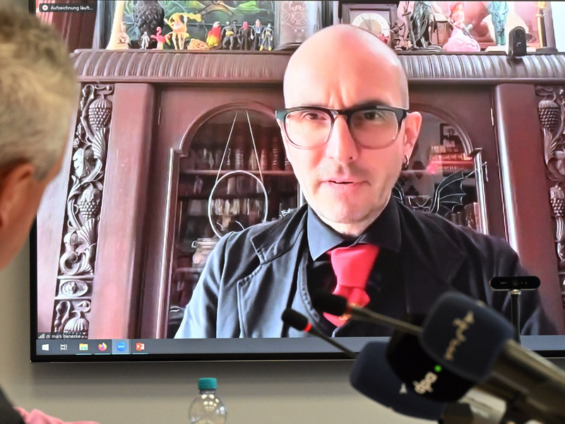 Kriminalbiologe Benecke sagt, er habe ebenfalls eine Probe von Hitlers Blut genommen, von der Lehne des Sofas, auf dem sich Hitler erschossen hat. (Archivbild) - Foto: Martin Schutt/dpa