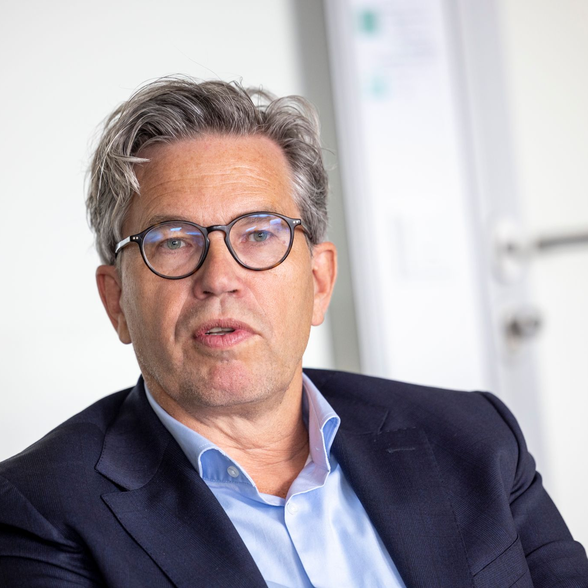 Der Vodafone-Manager Marcel de Groot rät zu Vorsicht. - Foto: Thomas Banneyer/dpa