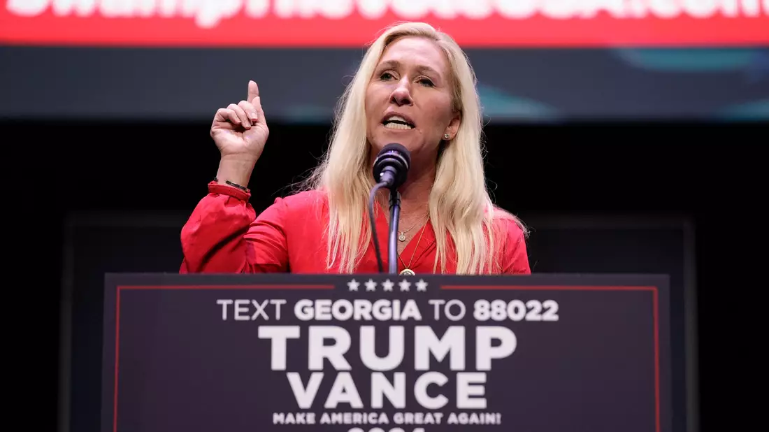 Vergangenes Jahr machte die Hardlinerin noch eifrig Wahlkampf für Trump. (Archivbild) - Bild: Evan Vucci/AP/dpa