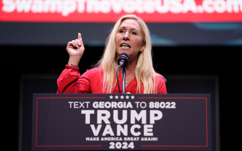 Vergangenes Jahr machte die Hardlinerin noch eifrig Wahlkampf für Trump. (Archivbild) - Foto: Evan Vucci/AP/dpa