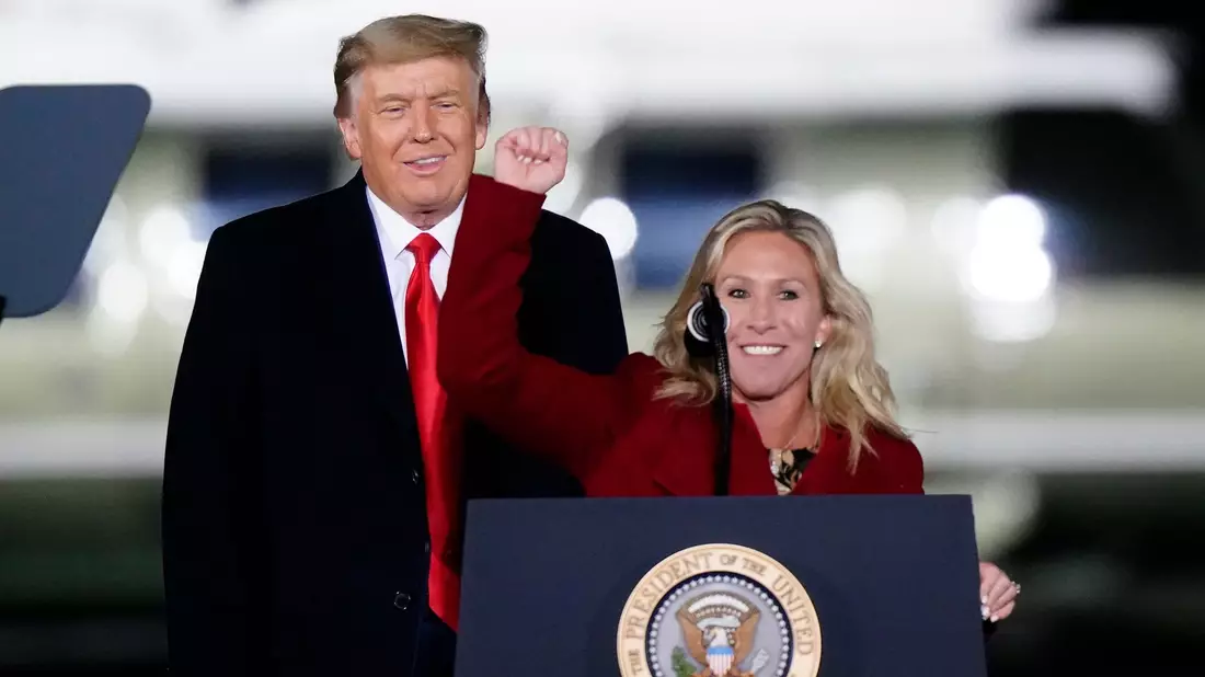 Bild aus glücklicheren Zeiten: «Die Partei gehört ihm», sagte Greene einst über Trump. (Archivbild) - Bild: Brynn Anderson/AP/dpa