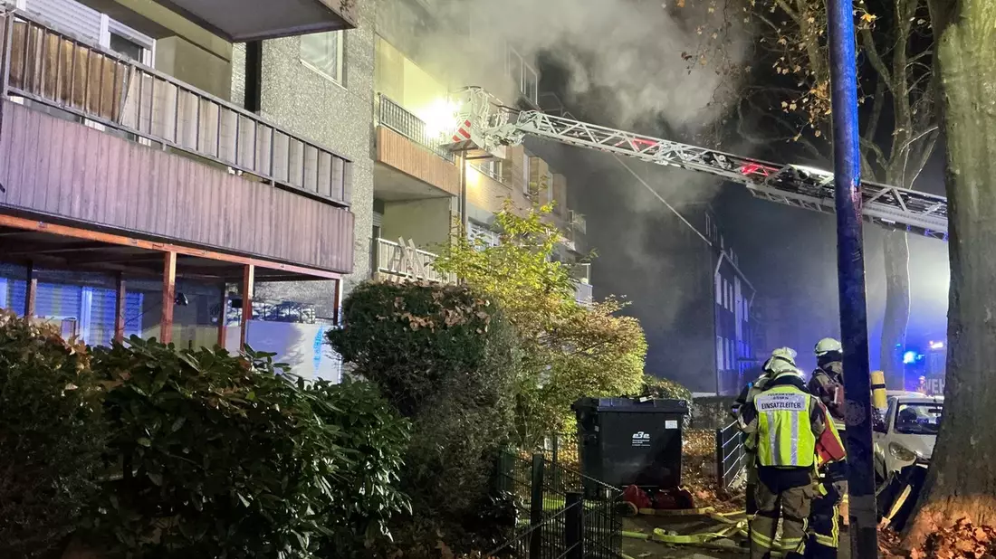 FW-E: Wohnung im Mehrfamilienhaus in Vollbrand - Fluchtweg für Bewohner durch den Brandrauch abgeschnitten - 10 Personen gerettet - Bild: presseportal.de