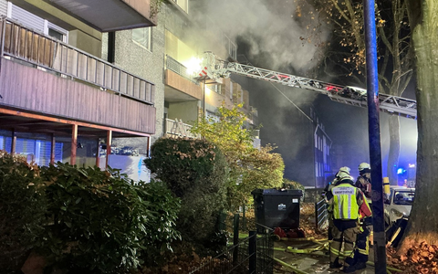 FW-E: Wohnung im Mehrfamilienhaus in Vollbrand - Fluchtweg für Bewohner durch den Brandrauch abgeschnitten - 10 Personen gerettet - Foto: presseportal.de