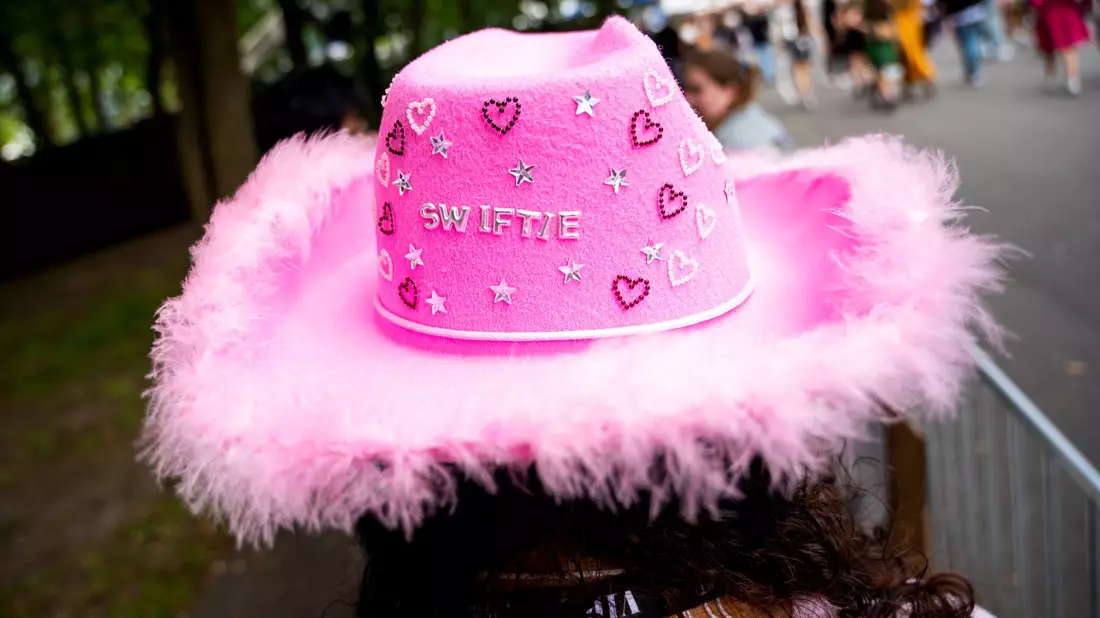 Viele Fans von Taylor Swift haben eine besondere Beziehung zu ihrem Star. (Archivbild) - Bild: Daniel Bockwoldt/dpa