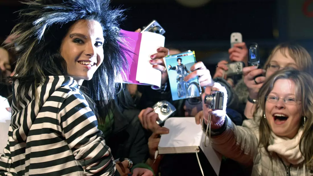 Bill Kaulitz 2007 in Berlin mit begeisterten Fans. - Bild: picture-alliance/ dpa