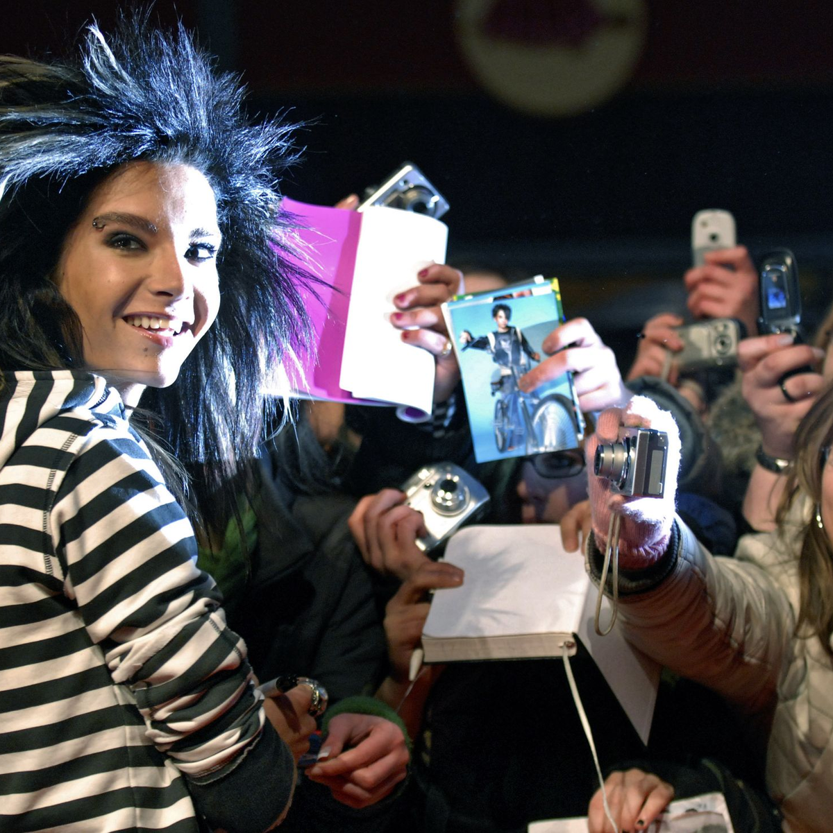 Bill Kaulitz 2007 in Berlin mit begeisterten Fans. - Foto: picture-alliance/ dpa