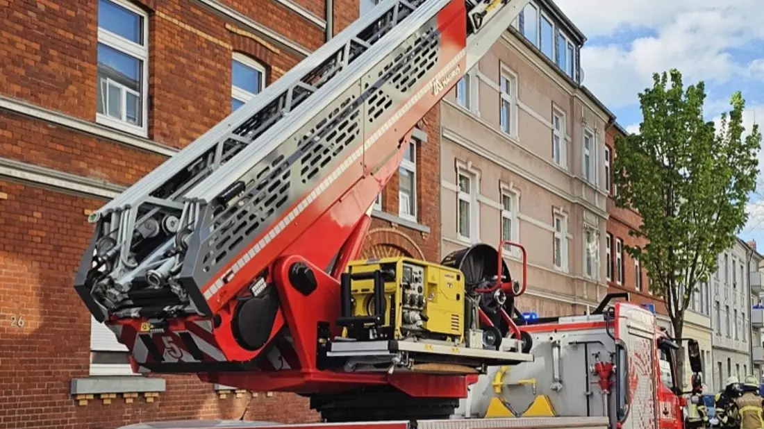 FW-E: Wohnungsbrand mit umfangreicher Menschenrettung in Essen-Steele - fünf Personen verletzt - Bild: presseportal.de