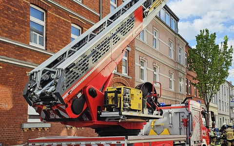 FW-E: Wohnungsbrand mit umfangreicher Menschenrettung in Essen-Steele - fünf Personen verletzt - Foto: presseportal.de