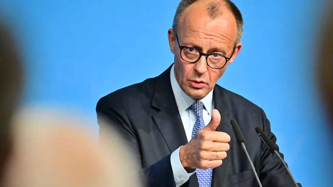 Kanzler Merz hat sich in der Debatte um die Rente geäußert. (Archivbild) - Bild: Sebastian Christoph Gollnow/dpa