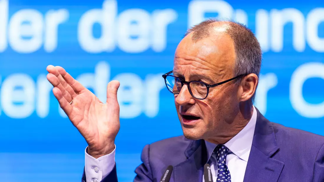 Unionsfraktionschef Jens Spahn will die jungen CDU-Abgeordneten wie Johannes Winkel überzeugen, für die Reformpläne der Koalition zu stimmen. (Archivbild)  - Bild: Philipp von Ditfurth/dpa