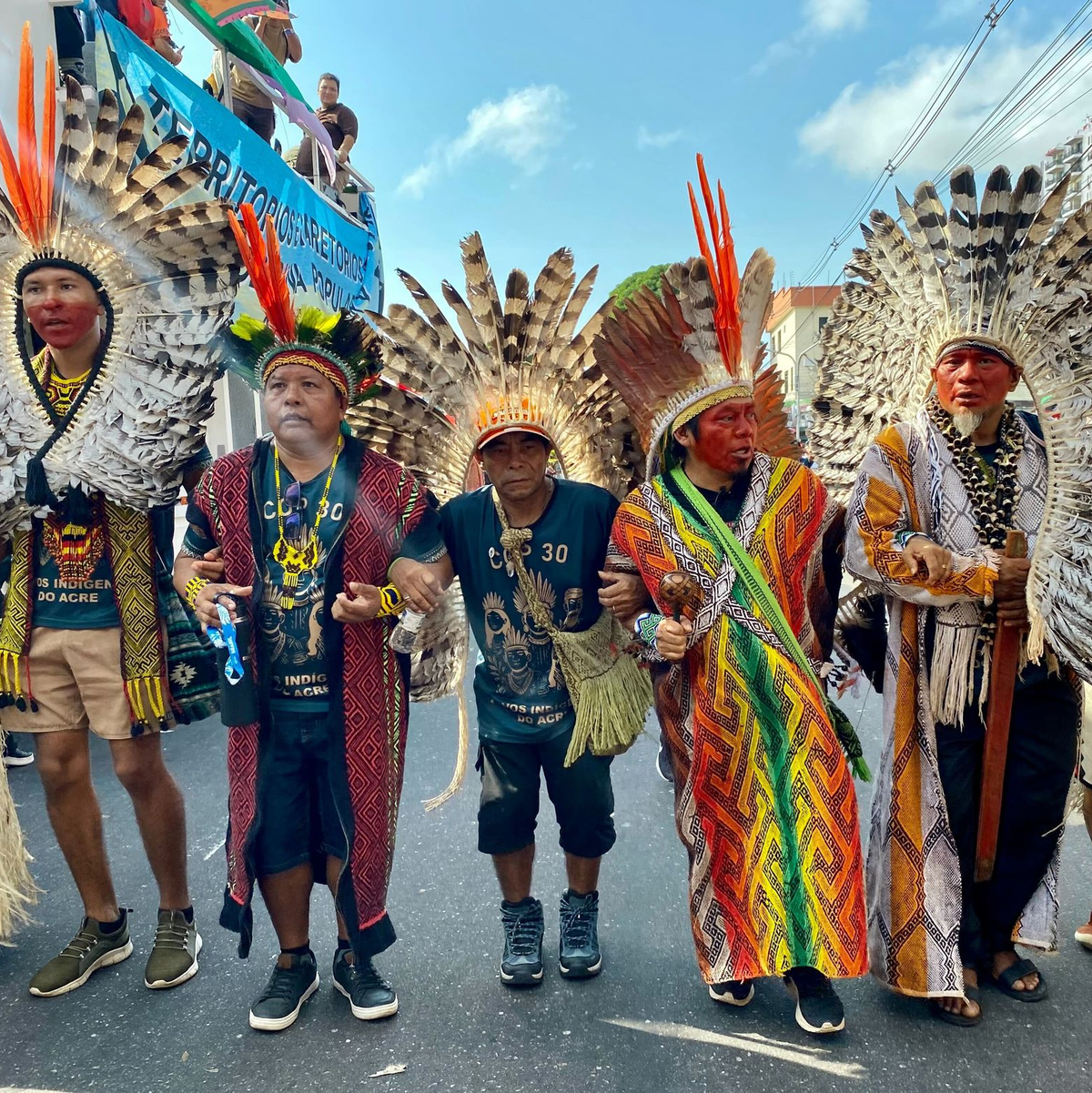 Tausende Indigene und internationale Klimaschützer zogen durchs Zentrum der Millionenstadt Belém. - Foto: Torsten Holtz/dpa